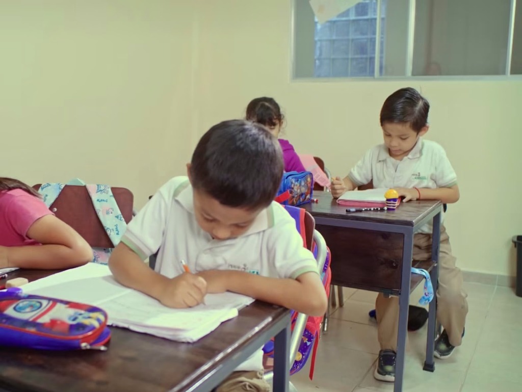 Alumnos de primaria en clases